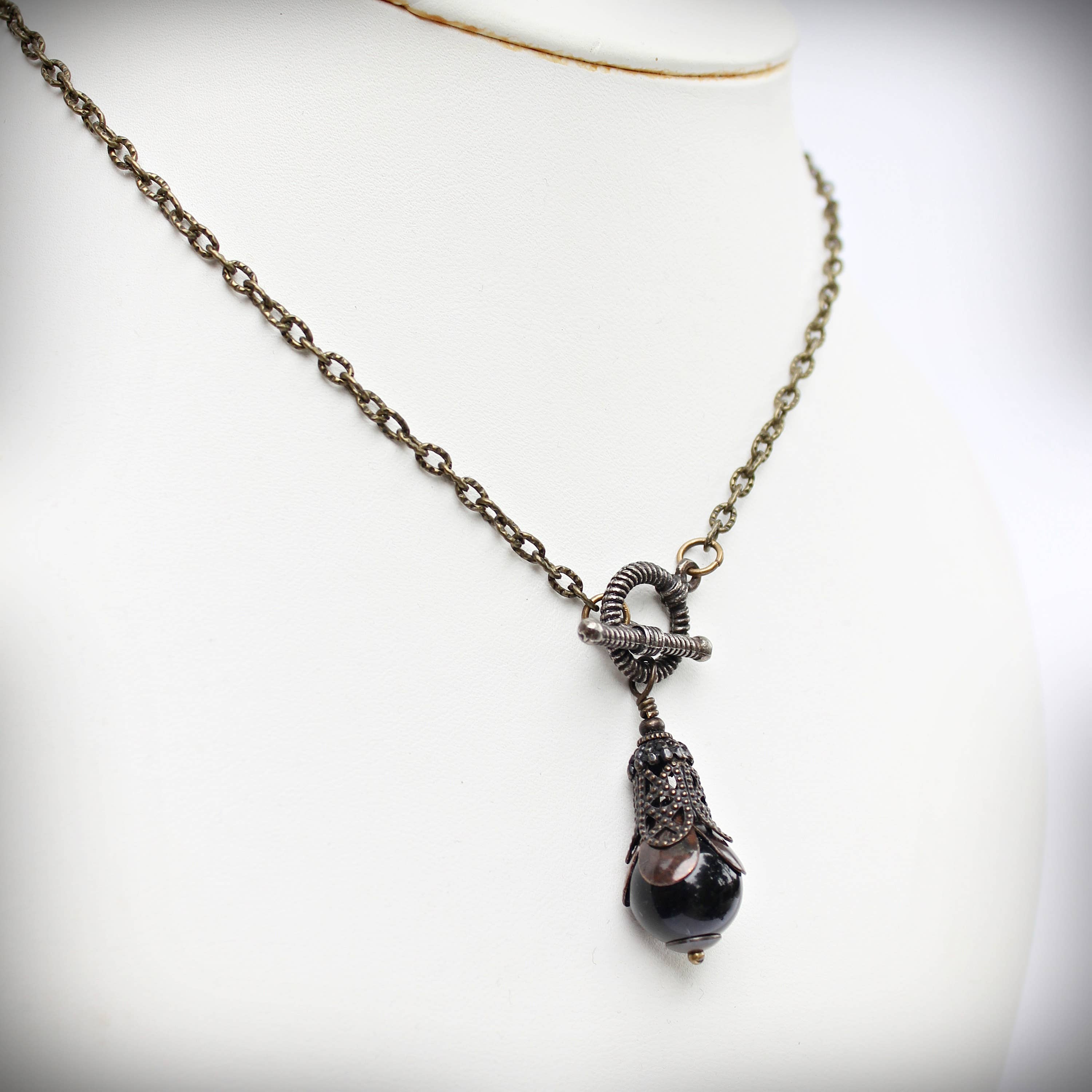 Black onyx pendulum necklace on a long antique-gold chain – Circa 1890