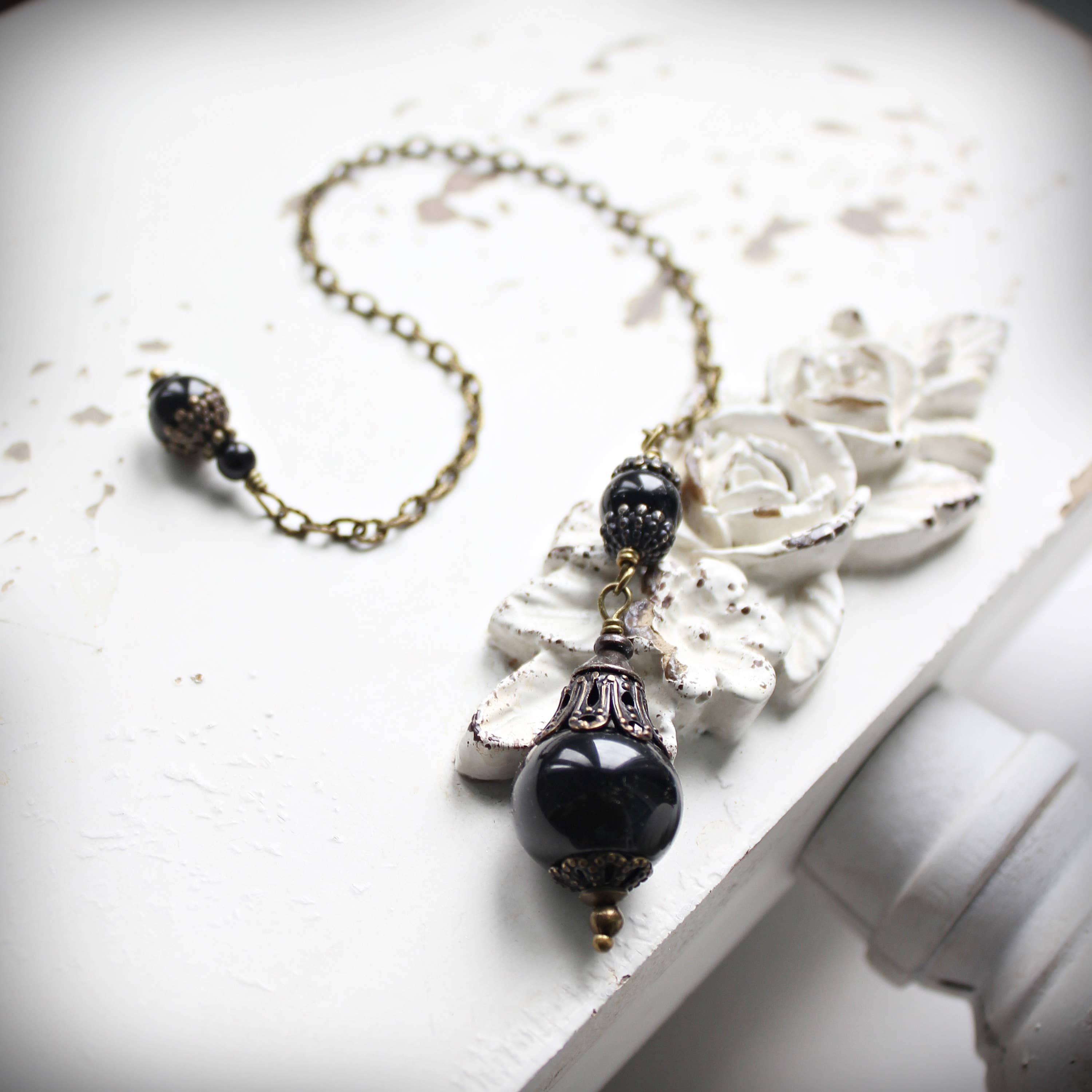 Faceted black agate and onyx pendulum point on an antique-gold chain – Circa 1890