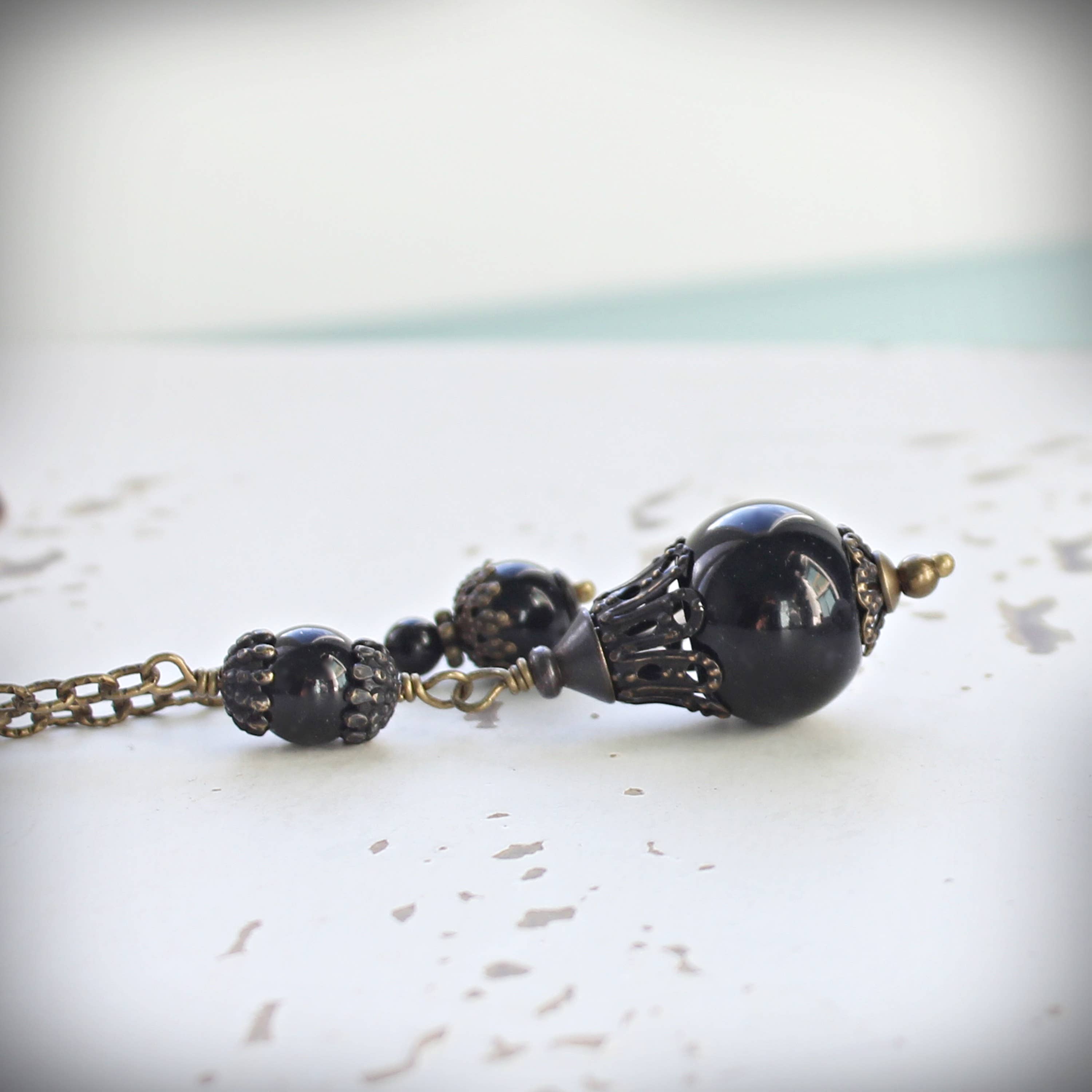 Black agate and onyx crystal pendulum, close view of the faceted stone – Circa 1890