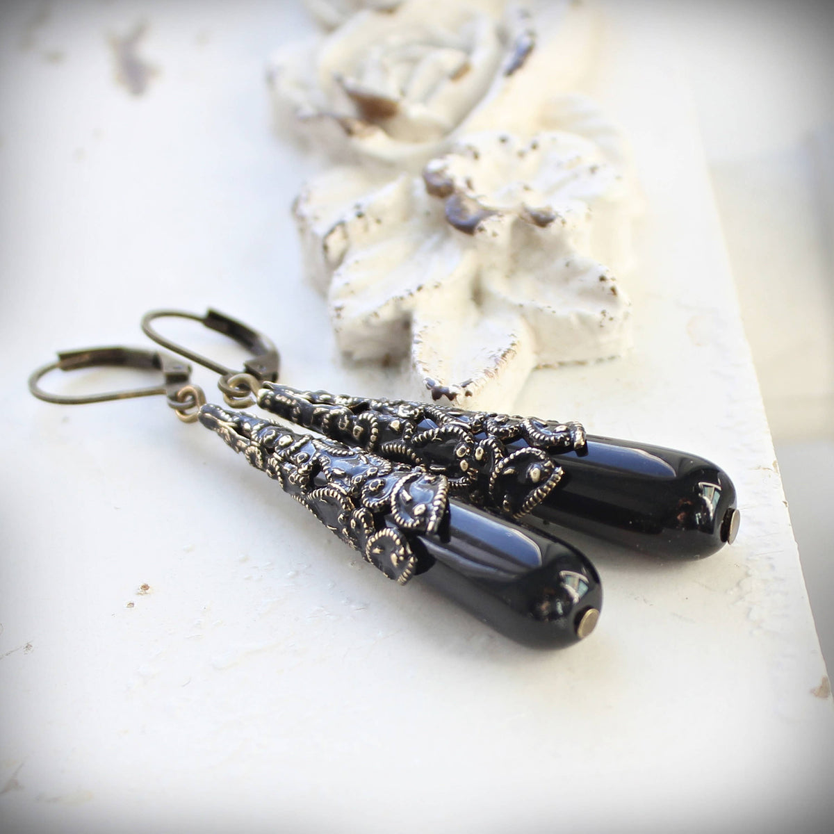 Long black onyx drop earrings on antique-gold filigree – Circa 1890