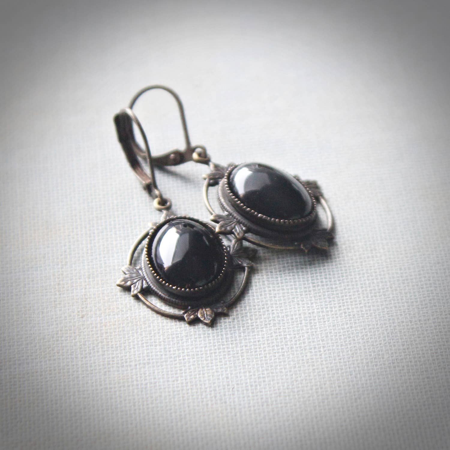 Mid-size black onyx drop earrings in antique-gold filigree brass – Circa 1890