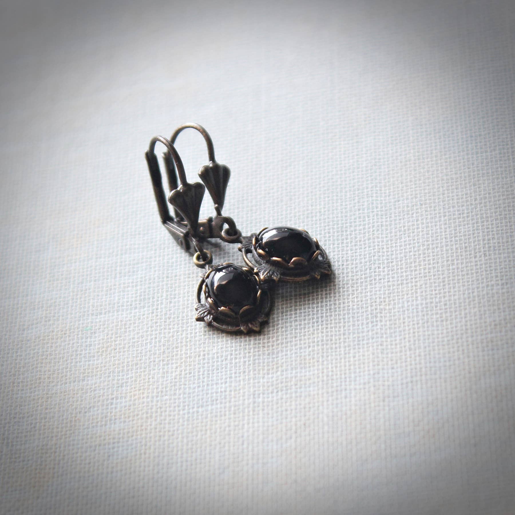 Petite black onyx drop earrings in delicate antique-gold filigree – Circa 1890