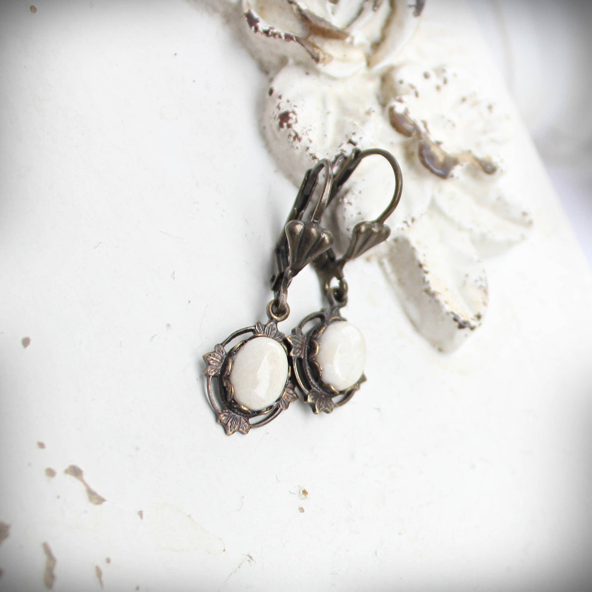 Petite riverstone drop earrings, close view of the pale stone – Circa 1890