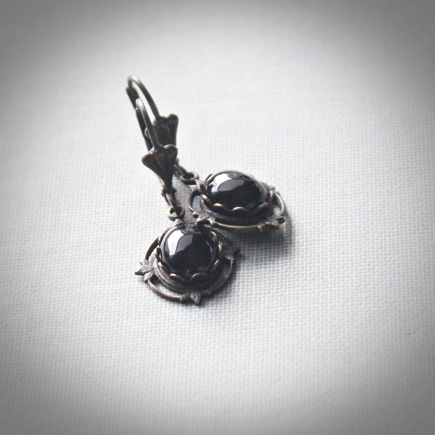 Small black onyx drop earrings in antique-gold filigree brass – Circa 1890