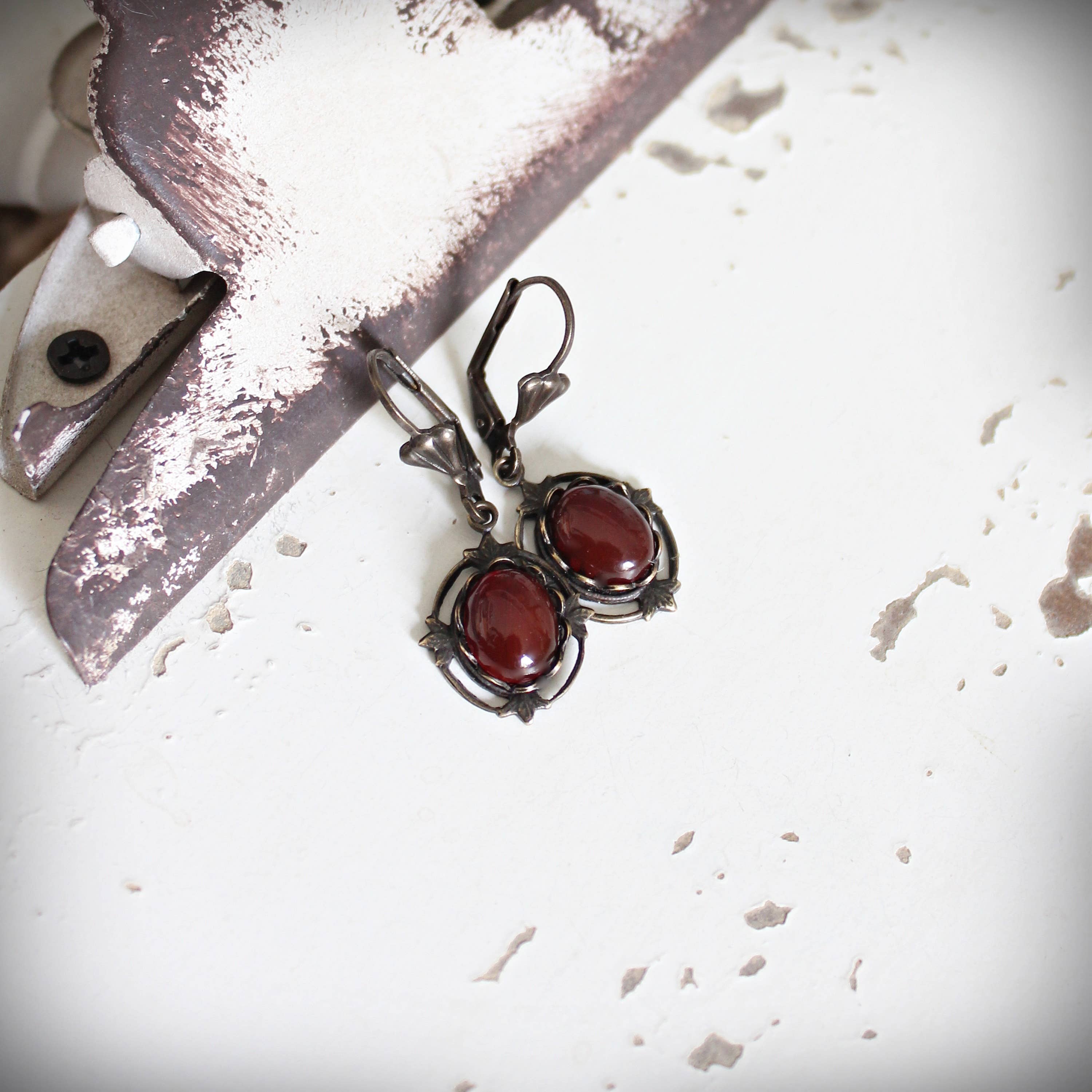 Small carnelian drop earrings with deep-red cabochons in antique-gold brass – Circa 1890