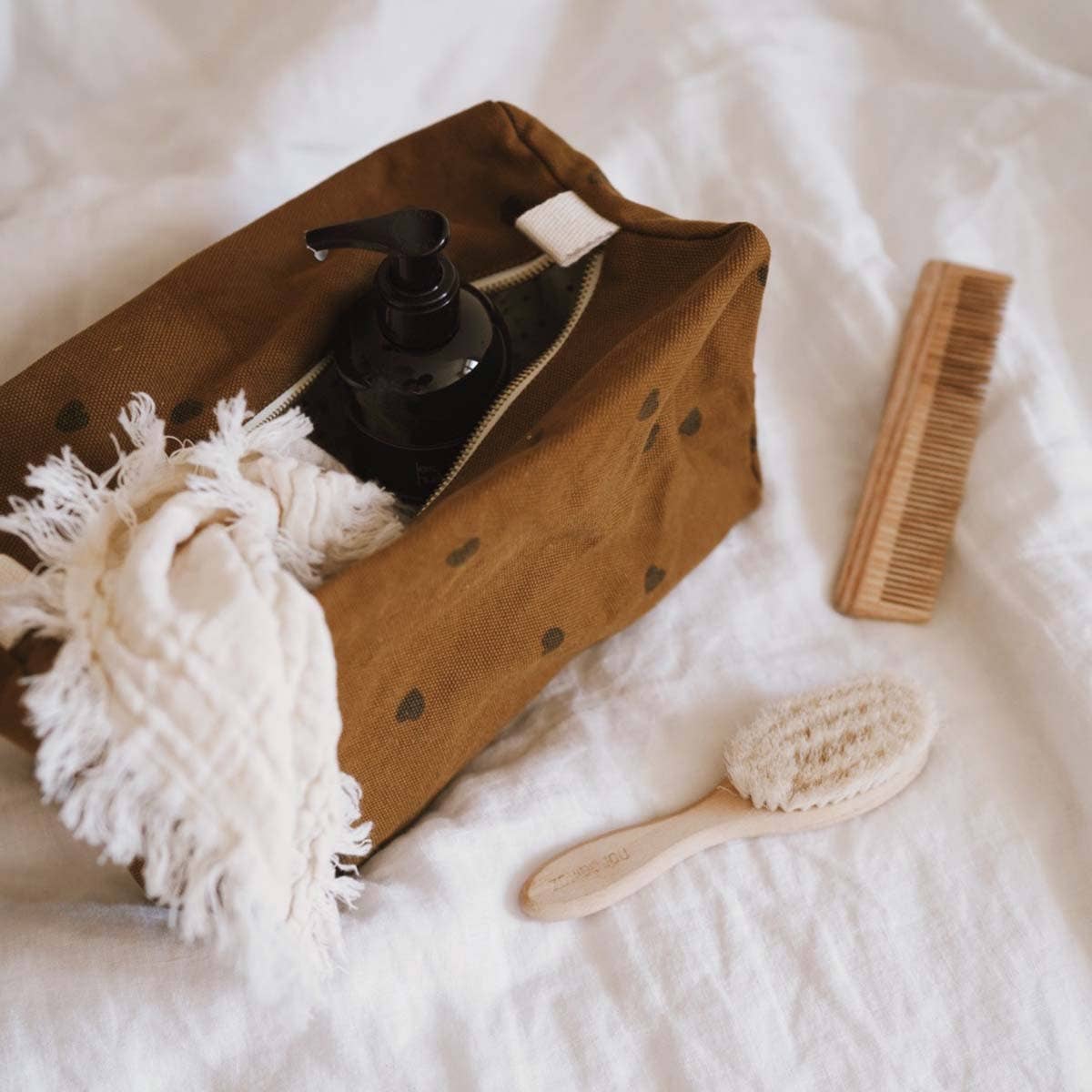 Vic Toiletry Bag Cumin – Hearts – Rose in April