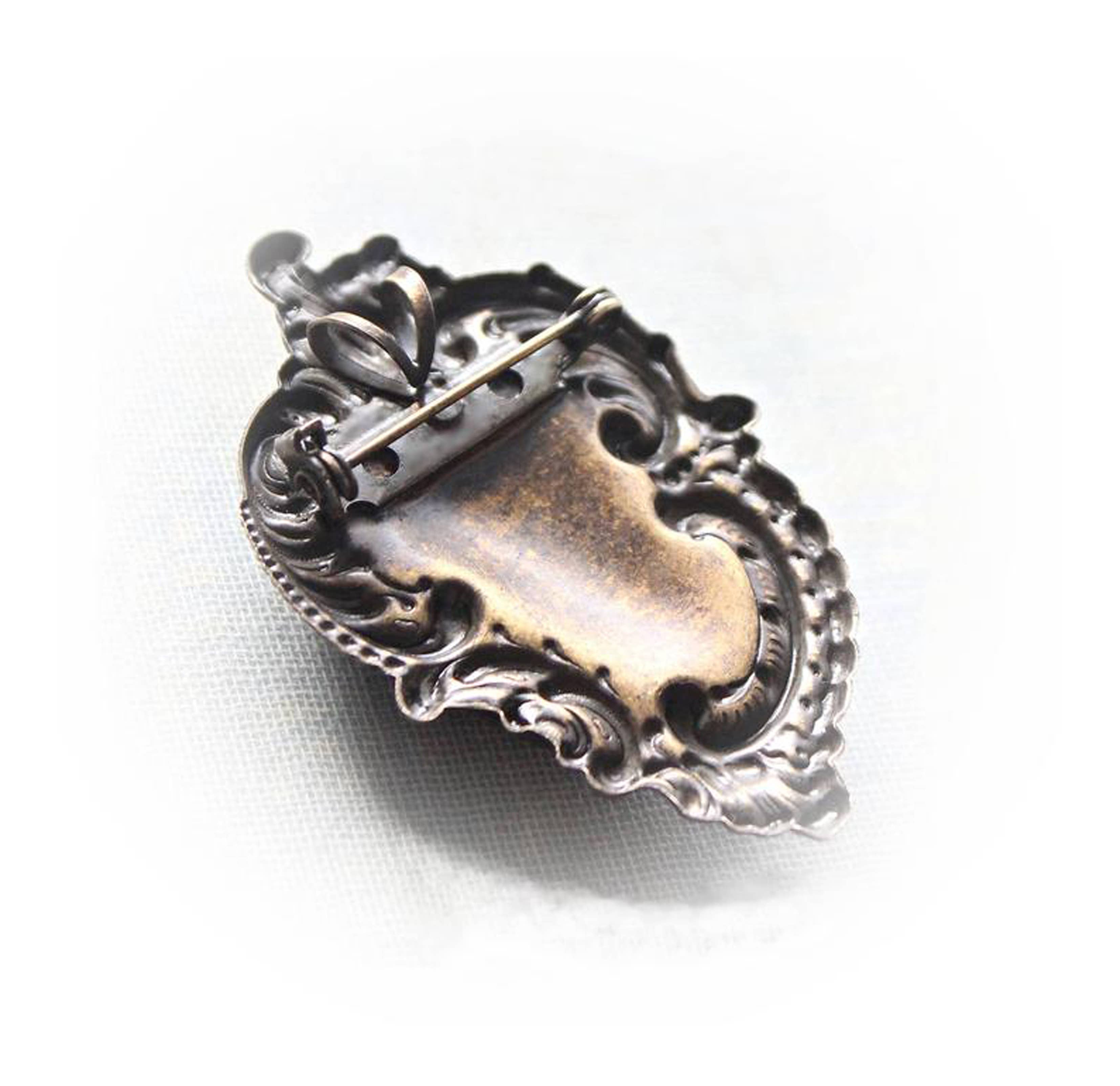 Art Nouveau black onyx brooch and pendant in flowing antique-gold brass – Circa 1890