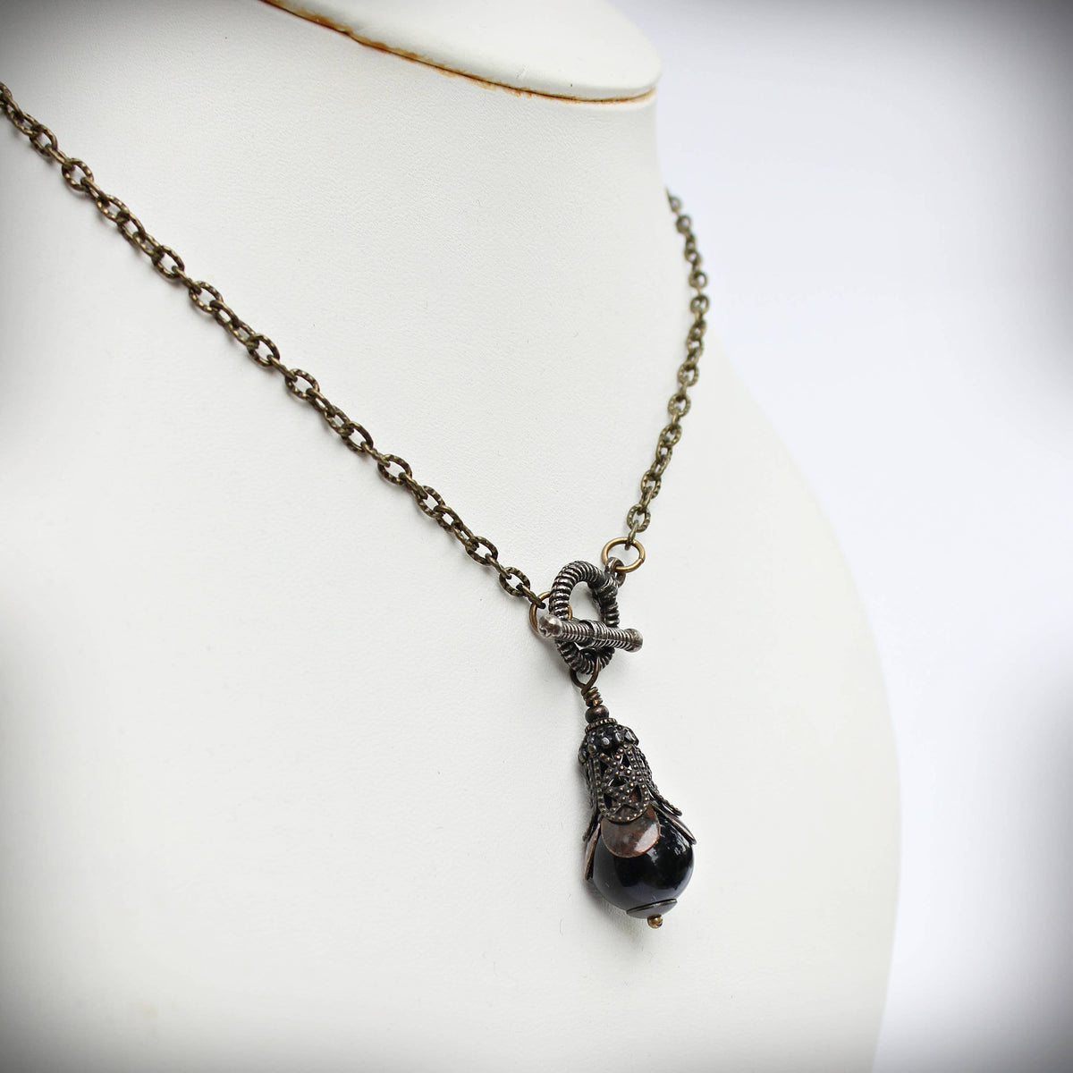 Black onyx pendulum necklace, detail of the brass cap – Circa 1890