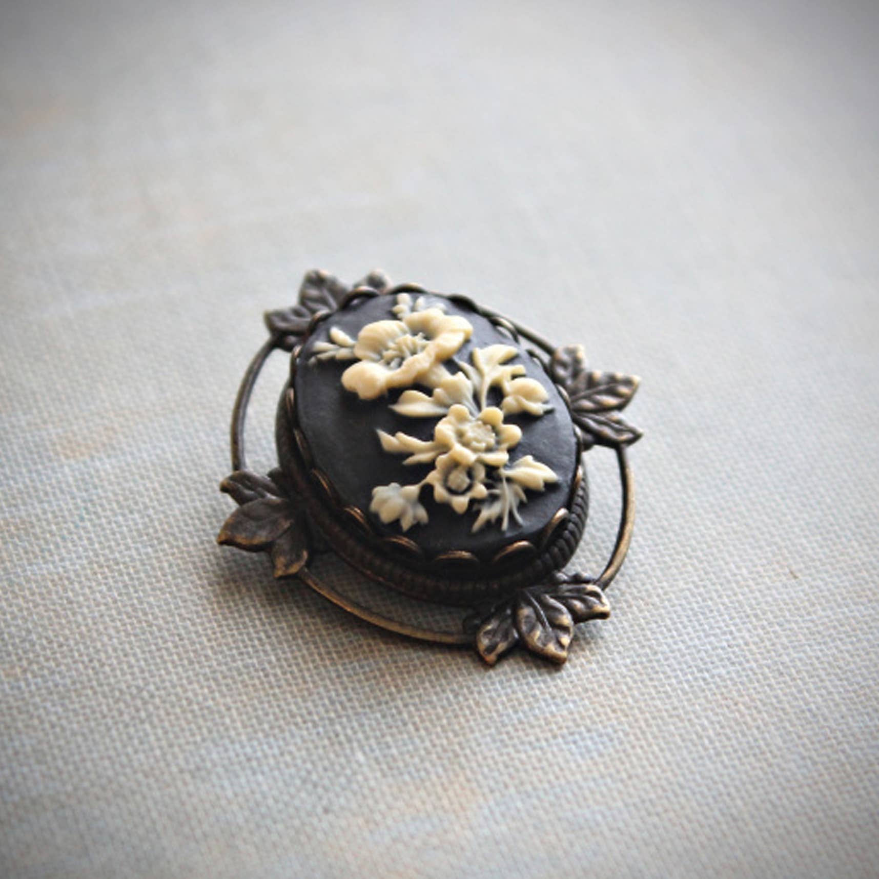 Black and ivory floral cameo brooch pendant in antique-gold brass – Circa 1890