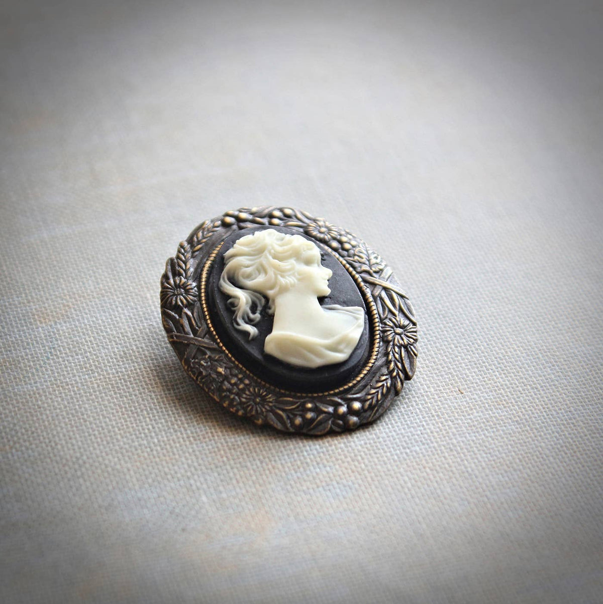 Black and ivory portrait cameo brooch pendant in antique-gold brass – Circa 1890
