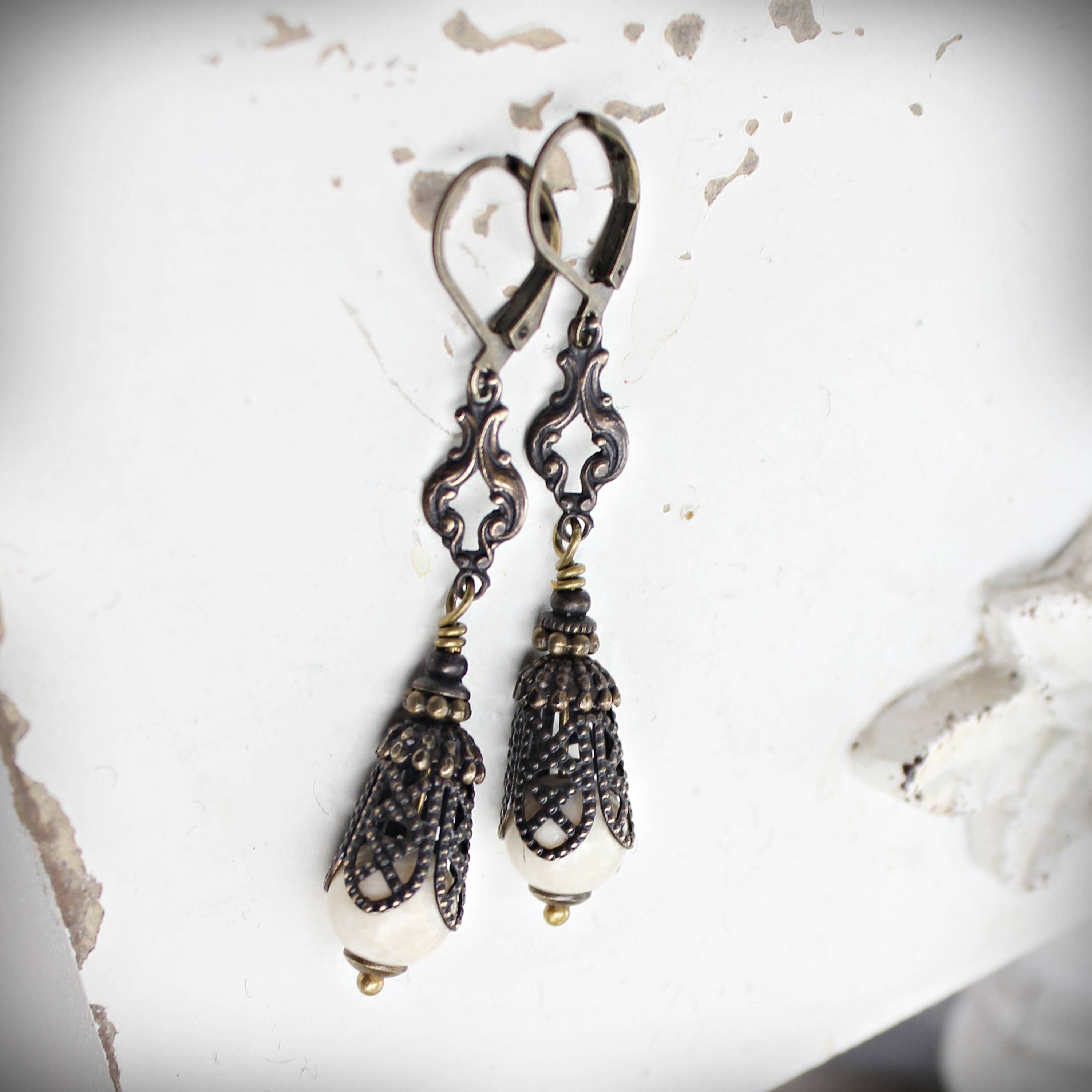 Creamy riverstone long earrings, close view of the pale stone – Circa 1890