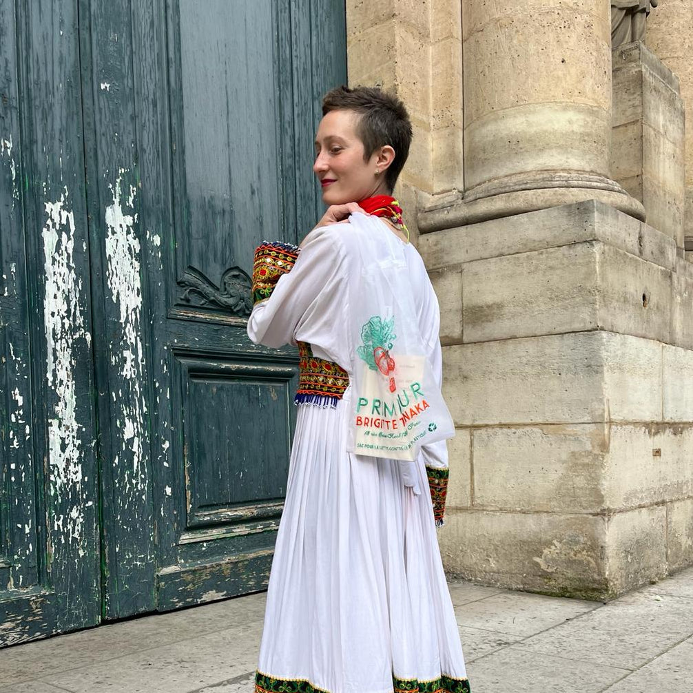 Primeur organza bag carried over the shoulder in front of a Paris doorway – Brigitte Tanaka
