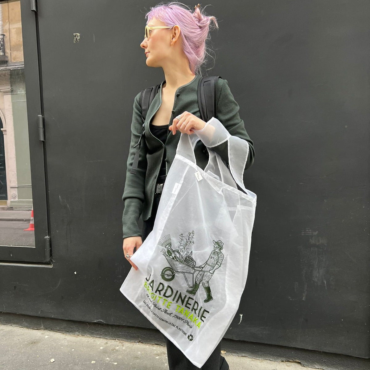 Woman carrying the large Jardinerie organza bag on a Paris street – Brigitte Tanaka
