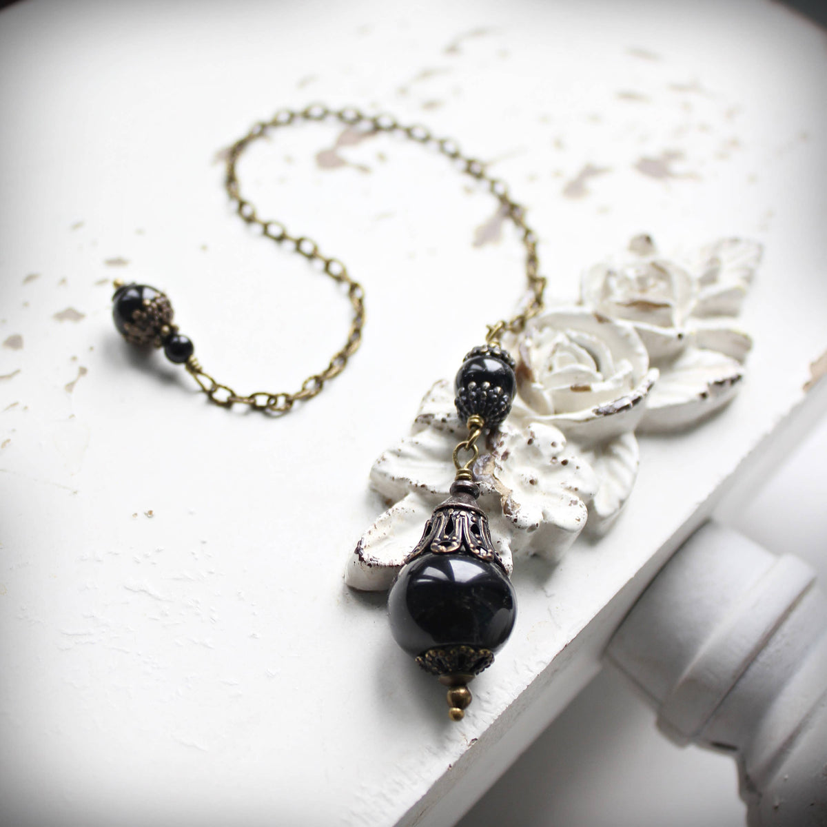 Faceted black agate and onyx pendulum point on an antique-gold chain – Circa 1890