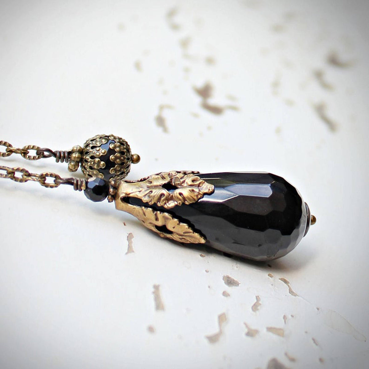 Faceted black onyx pendulum, close view of the cut stone – Circa 1890