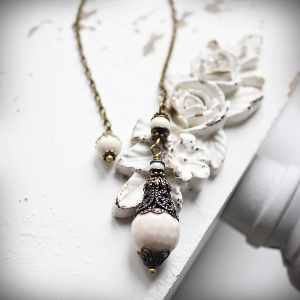 Petrified wood crystal pendulum, close view of the grained stone – Circa 1890