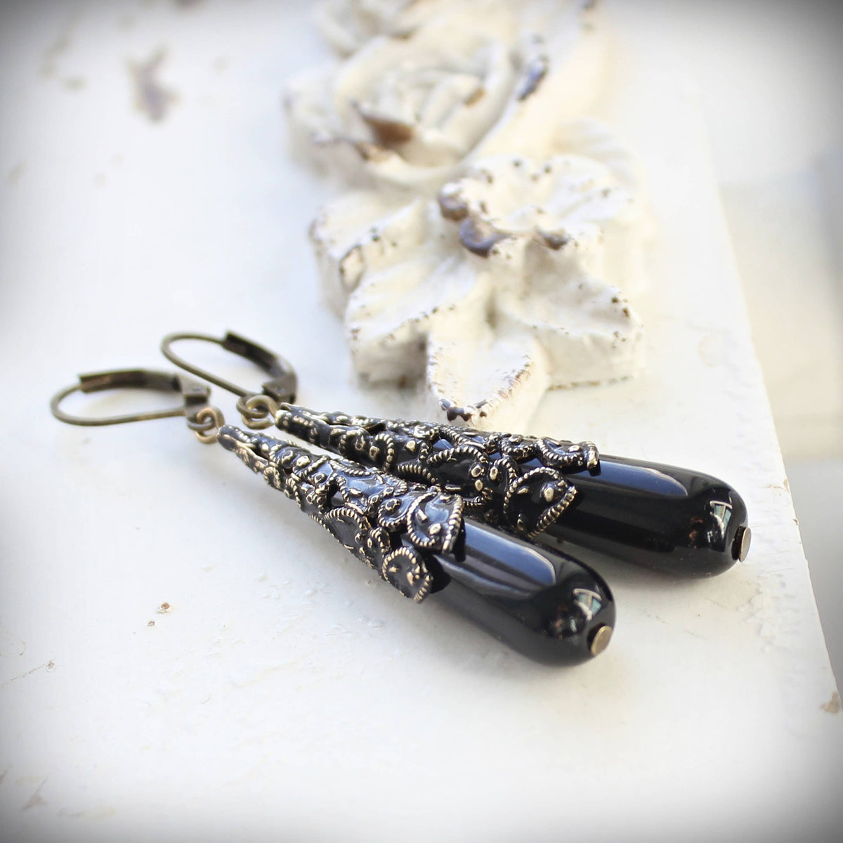 Long onyx drop earrings, close view of the glossy black stone – Circa 1890