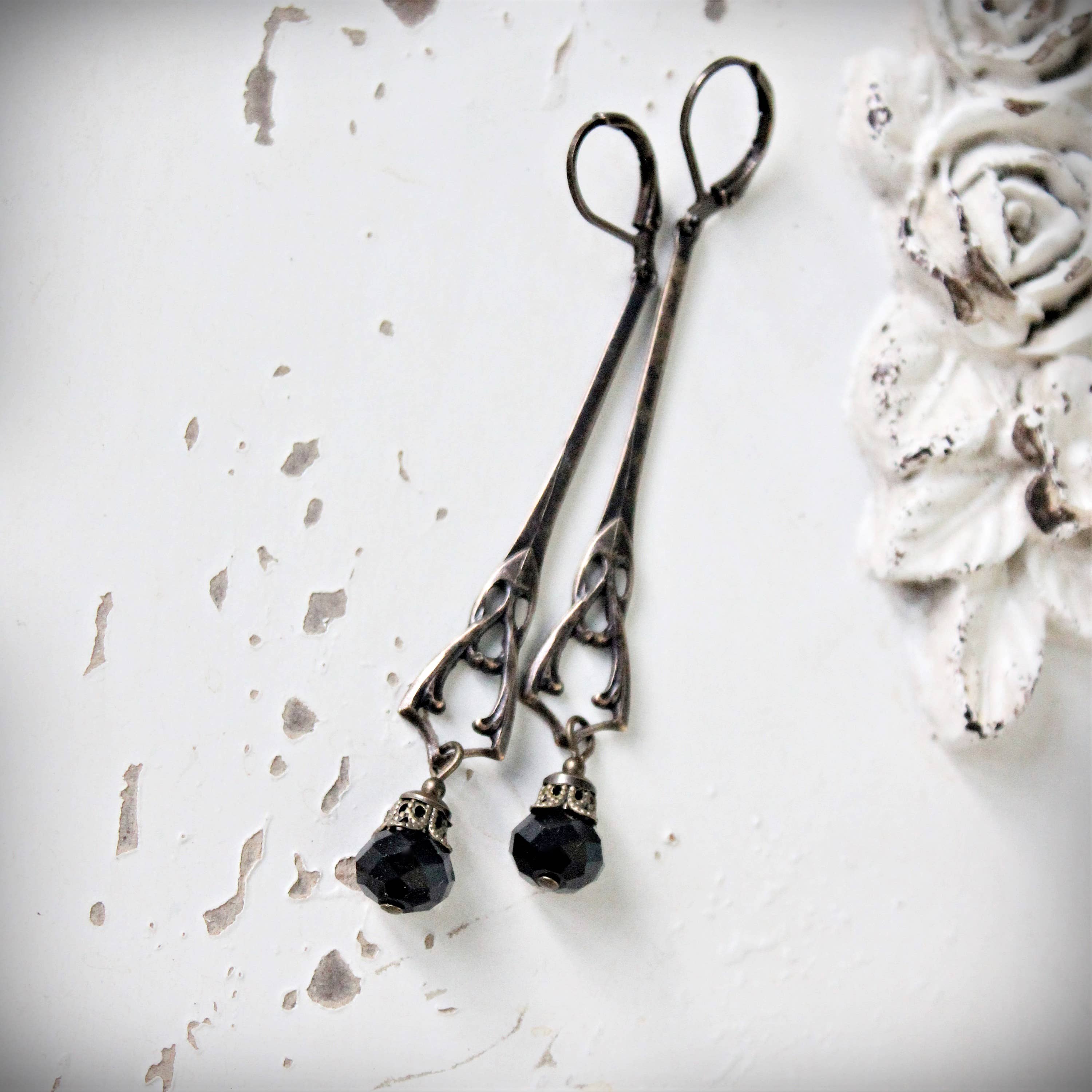 Jet-black Art Nouveau earrings, close view of the sinuous brass – Circa 1890