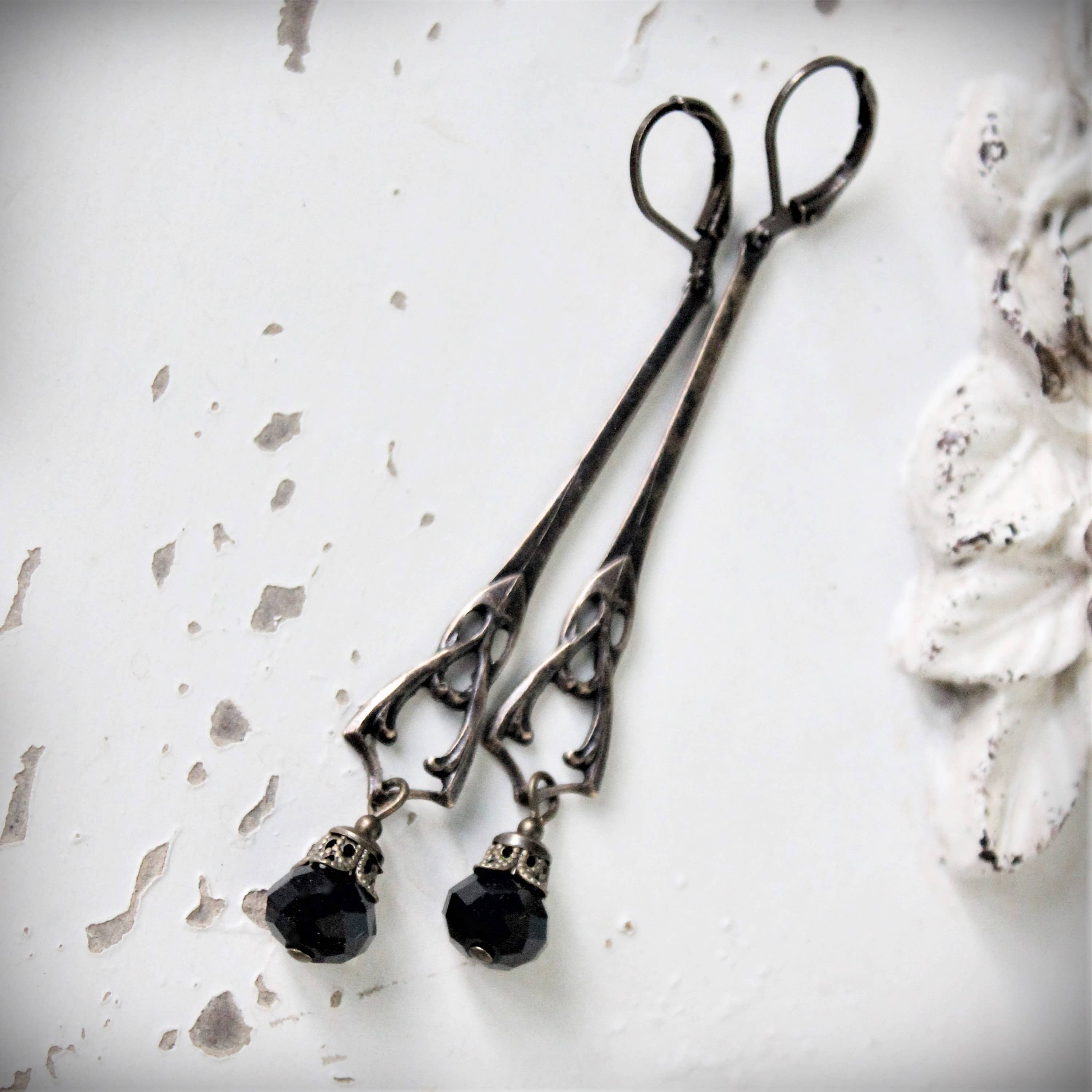 Long jet drop earrings, detail of the black stone – Circa 1890