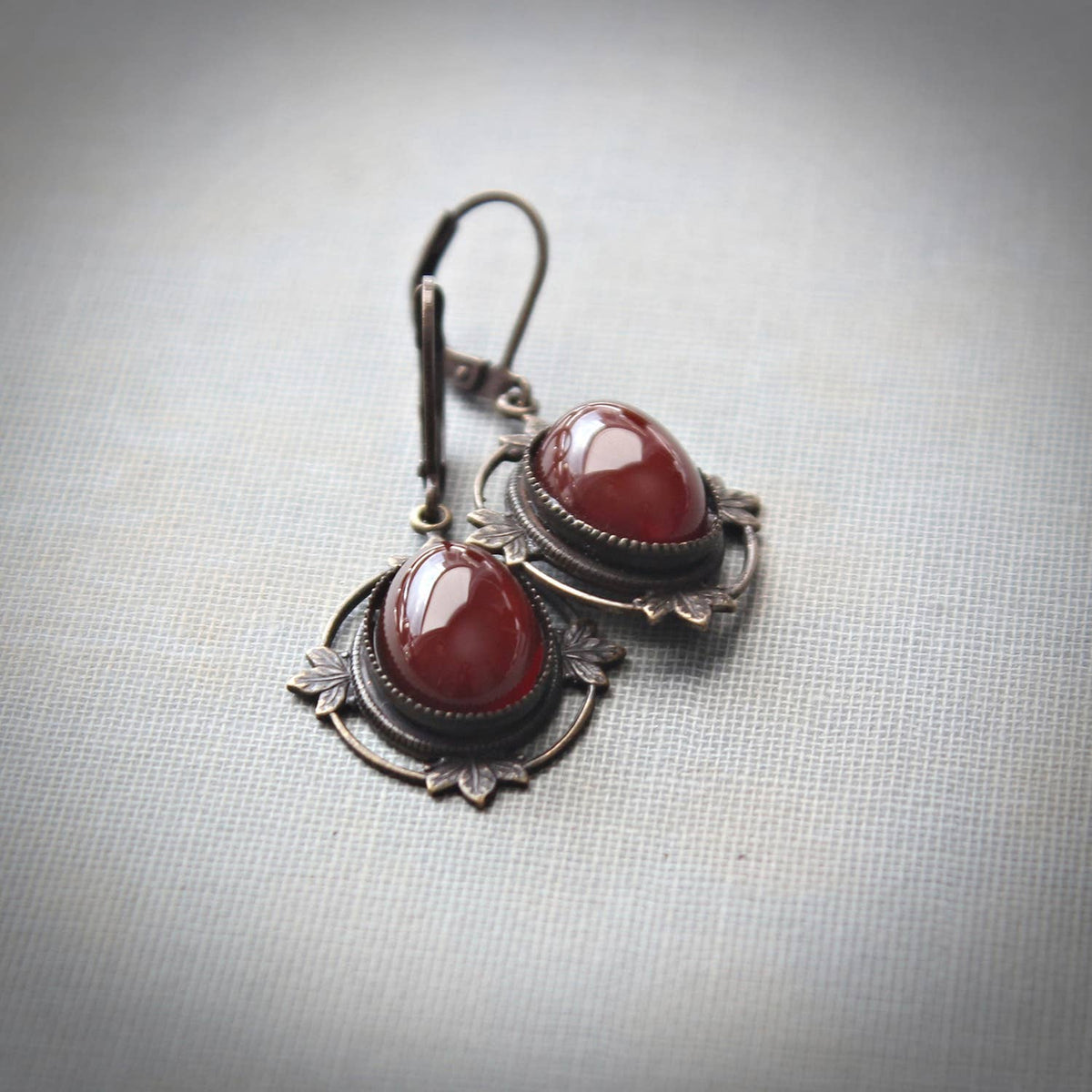 Mid-size carnelian drop earrings in antique-gold filigree brass – Circa 1890
