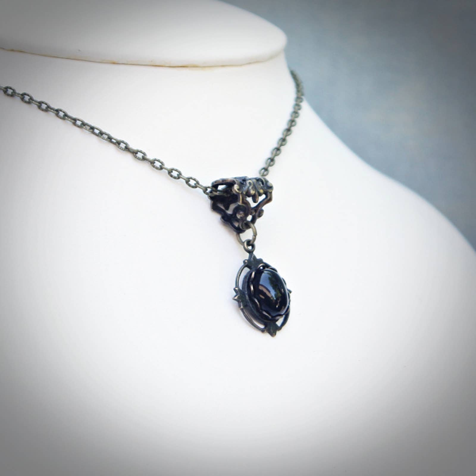Black onyx oval pendant, close view of the filigree frame – Circa 1890
