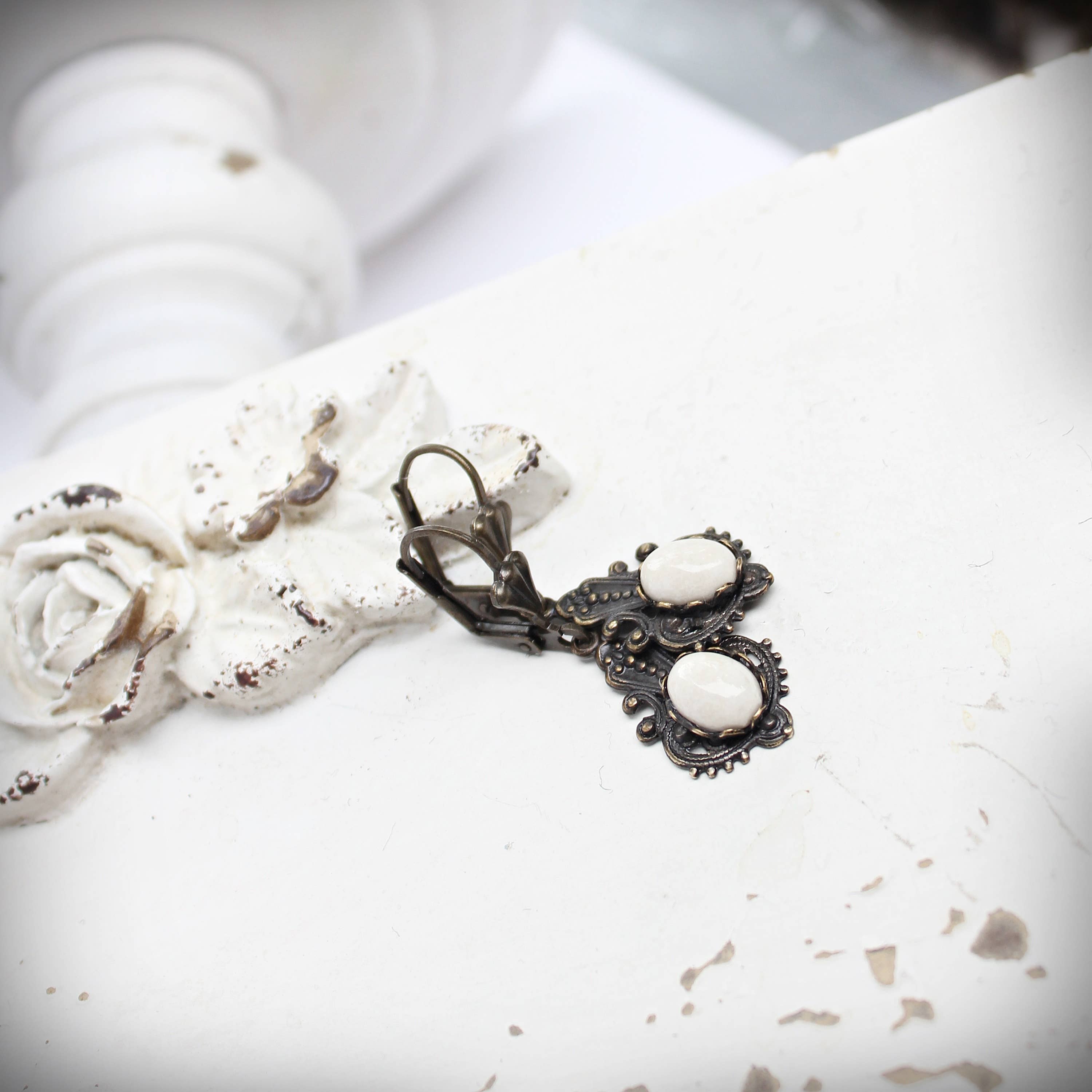 Riverstone Victorian drop earrings, detail of the openwork frame – Circa 1890