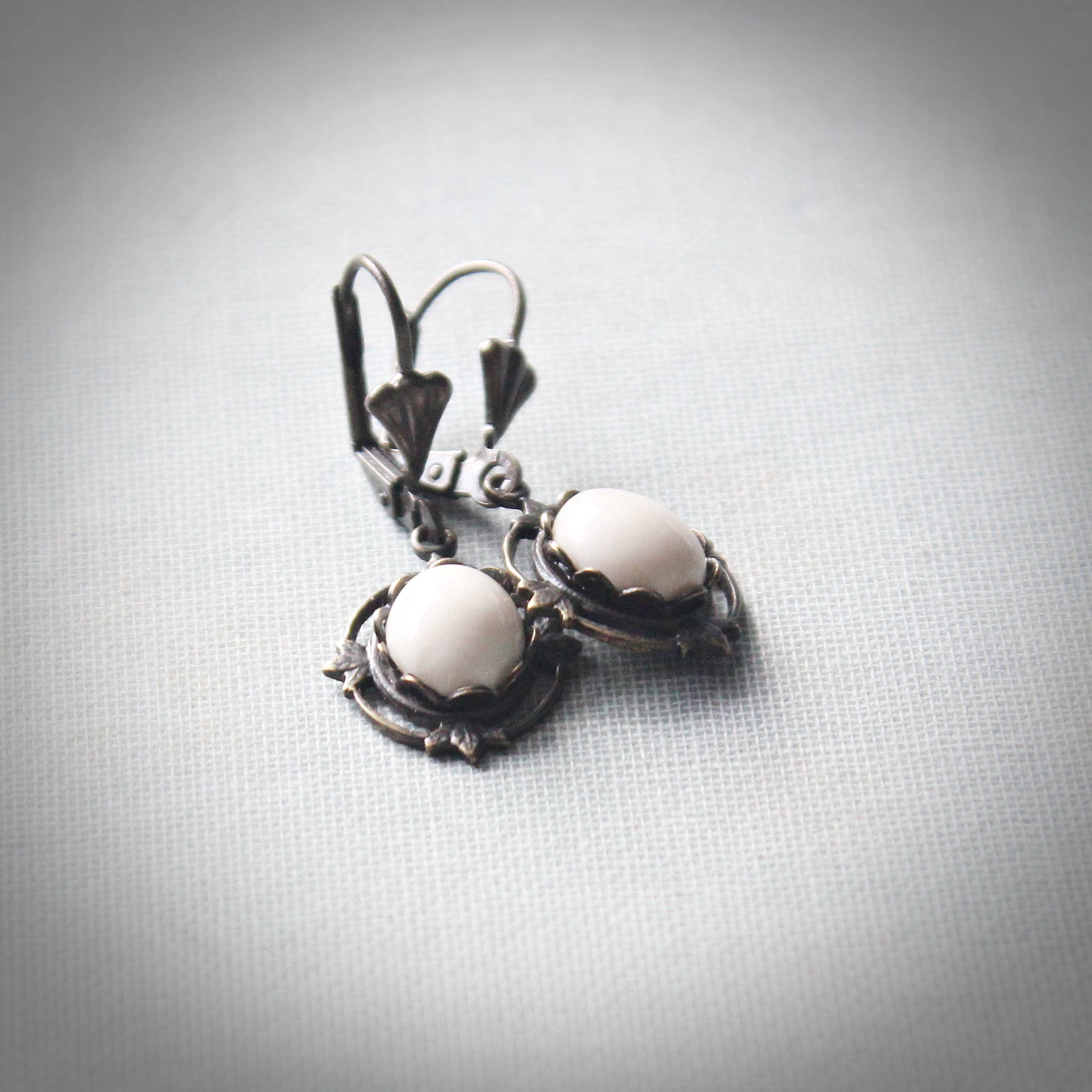 Small creamy riverstone drop earrings in antique-gold filigree brass – Circa 1890