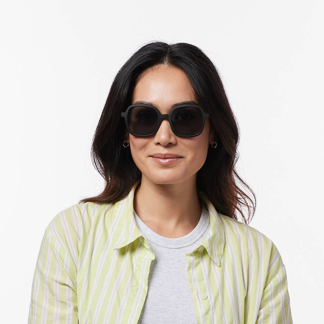 IZIPIZI SUN OFFICE sunglasses in Black, worn